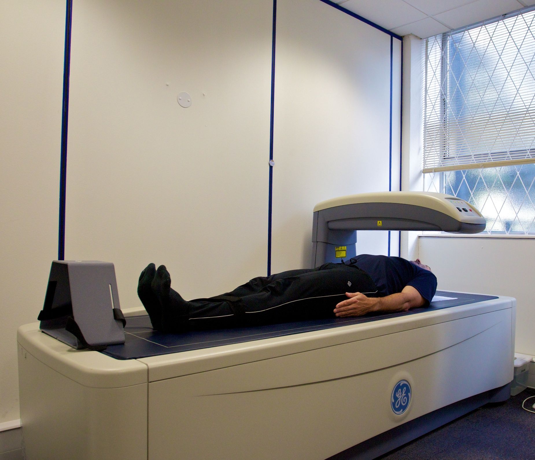 Equipo de imagenología DEXA de última generación en sala clínica